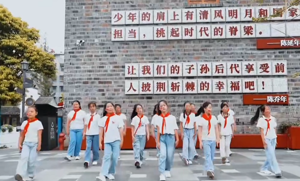 慧灵舞蹈全体师生祝福祖国母亲生日快乐！山河锦绣，国泰民安!