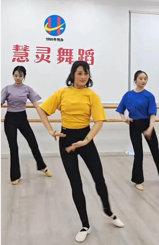 欢乐的跳吧