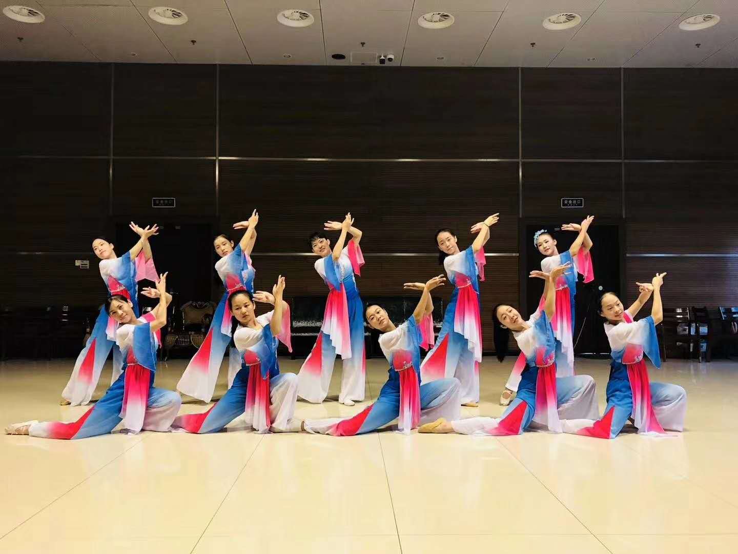 黄梅歌舞《消防好儿郎》与韩再芬老师共同闪亮登场在安徽省八一建军节的晚会