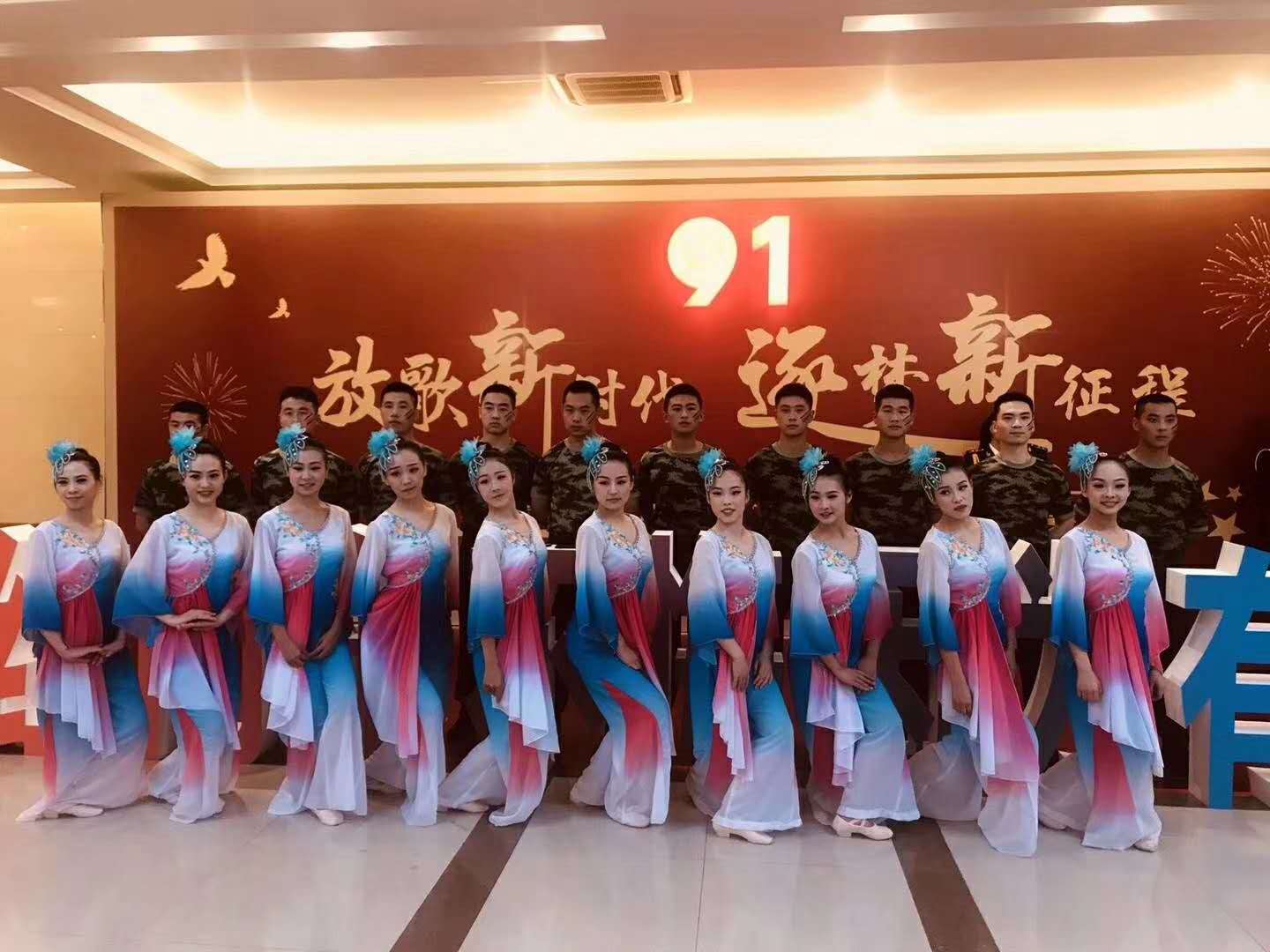 黄梅歌舞《消防好儿郎》与韩再芬老师共同闪亮登场在安徽省八一建军节的晚会