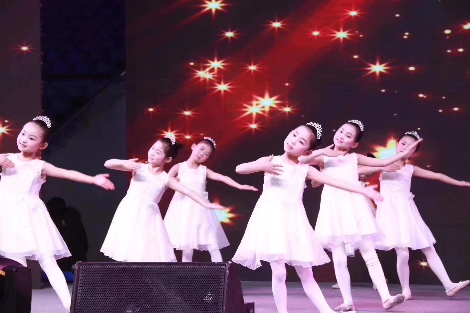 慧灵舞蹈小朋友与沐阳之家脑瘫康复中心的小朋友共同演绎了歌曲《三字经》