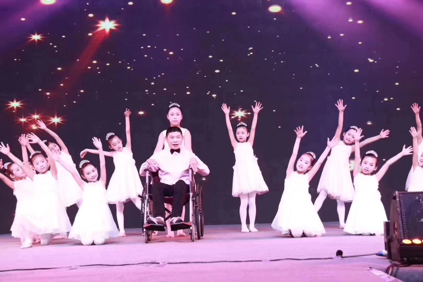 慧灵舞蹈小朋友与沐阳之家脑瘫康复中心的小朋友共同演绎了歌曲《三字经》